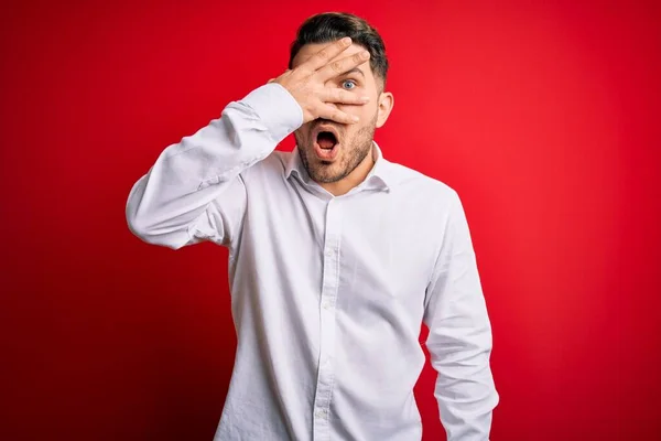 Jovem Homem Negócios Com Olhos Azuis Vestindo Camisa Elegante Sobre — Fotografia de Stock