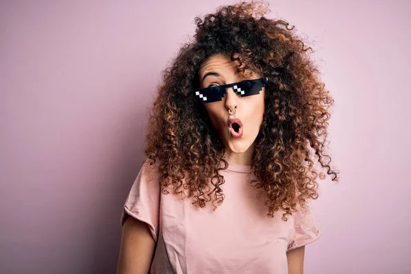 Jovem Mulher Bonita Com Cabelo Encaracolado Piercing Vestindo Engraçada Vida — Fotografia de Stock