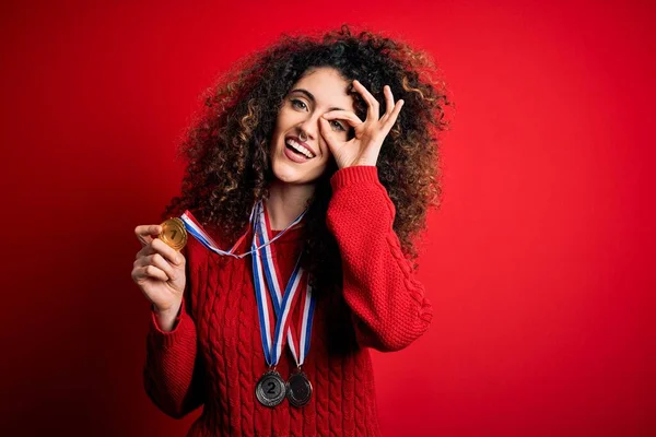 Молода Красива Успішна Жінка Кучерявим Волоссям Пірсинг Виграшних Медалей Щасливим — стокове фото