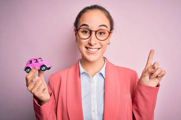 Jovem Mulher Negócios Bonita Usando Óculos Segurando Brinquedo Carro Rosa — Fotografia de Stock