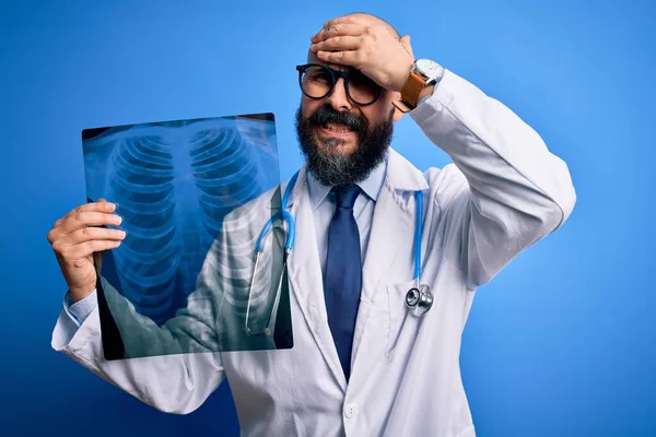 Guapo Doctor Calvo Con Barba Usando Estetoscopio Sosteniendo Radiografía Tórax — Foto de Stock