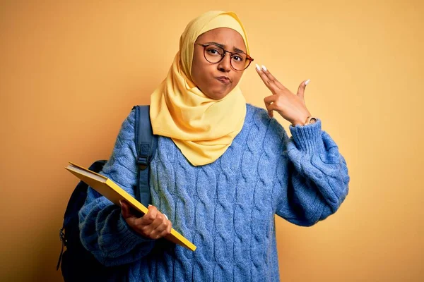 Giovane Studentessa Afroamericana Con Hijab Musulmano Zaino Mano Libro Sparare — Foto Stock