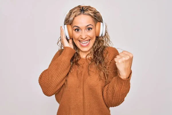 Ung Vacker Blond Kvinna Lyssnar Musik Med Hörlurar Över Vit — Stockfoto
