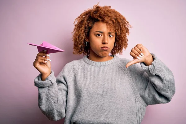 Fiatal Afro Amerikai Göndör Haj Tartó Papír Rózsaszín Repülőgép Dühös — Stock Fotó