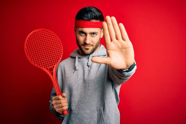 Jovem Desportista Bonito Segurando Raquete Tênis Vestindo Sportswear Sobre Fundo — Fotografia de Stock