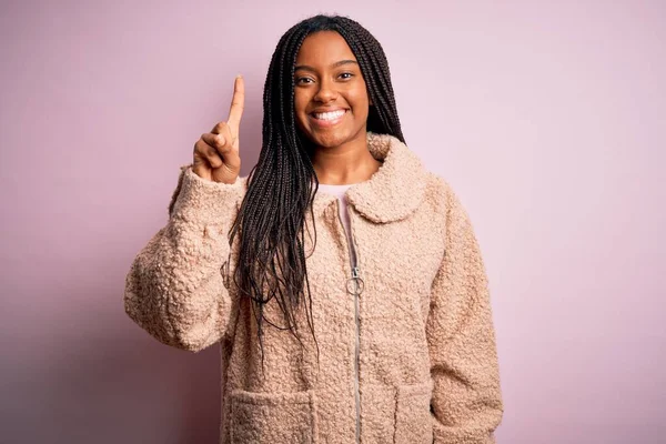 Ung Afrikansk Amerikansk Kvinna Bär Mode Vinter Rock Över Rosa — Stockfoto
