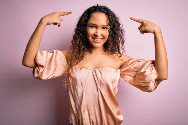 Joven Hermosa Mujer Con Pelo Rizado Con Camiseta Casual Pie —  Fotos de Stock