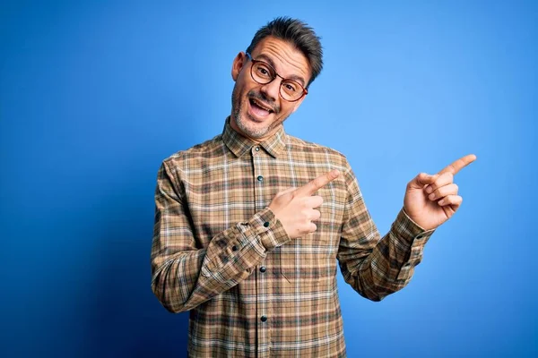 Young Handsome Man Wearing Casual Shirt Glasses Standing Blue Background — Stock Photo, Image