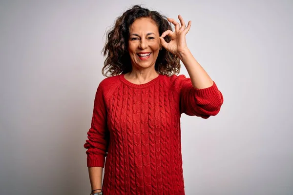 스웨터를 중년의 여성은 손가락으로 괜찮은 사인을 긍정적 미소를 성공적 — 스톡 사진
