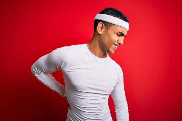 Jovem Atleta Afro Americano Bonito Vestindo Sportswear Sobre Fundo Vermelho — Fotografia de Stock