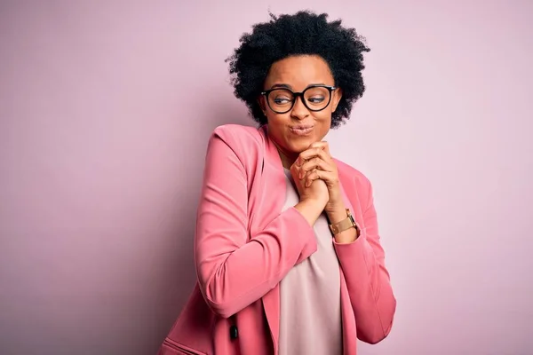 Fiatal Gyönyörű Afro Amerikai Üzletasszony Göndör Haj Visel Rózsaszín Kabát — Stock Fotó