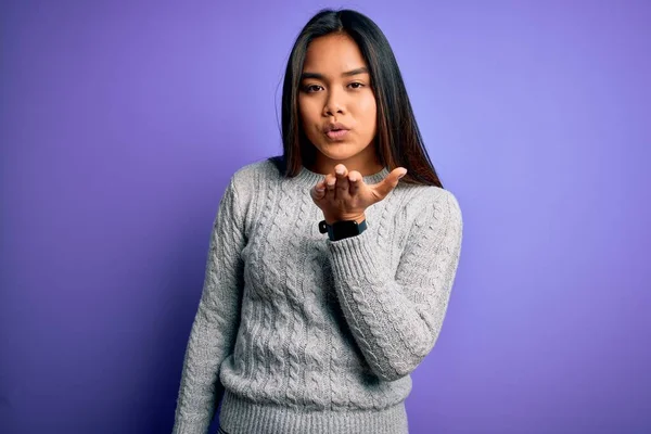 Jovem Bela Menina Asiática Vestindo Camisola Casual Sobre Fundo Roxo — Fotografia de Stock