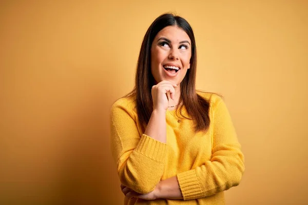 Giovane Bella Donna Indossa Maglione Casual Sfondo Giallo Isolato Guardando — Foto Stock