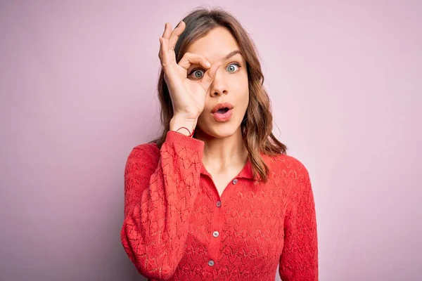 Jong Mooi Blond Casual Meisje Roze Geïsoleerde Achtergrond Doet Gebaar — Stockfoto