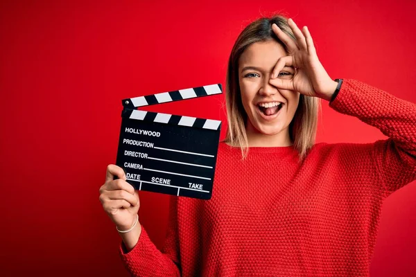 Young Beautiful Woman Holding Clapboard Standing Isolated Red Background Happy — ストック写真