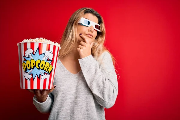 Fiatal Gyönyörű Szőke Filmet Néz Szemüveget Eszik Popcorns Komoly Arc — Stock Fotó