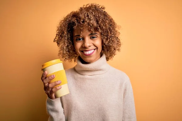 Genç Afro Amerikan Kıvırcık Kadın Sarı Arka Planda Bir Fincan — Stok fotoğraf