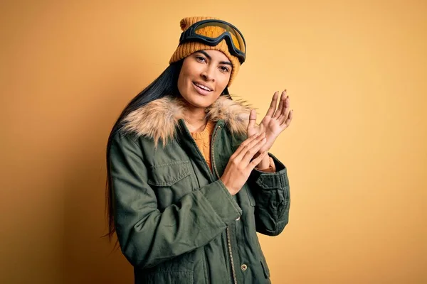 Junge Schöne Hispanische Frau Mit Skibrille Und Mantel Für Das — Stockfoto