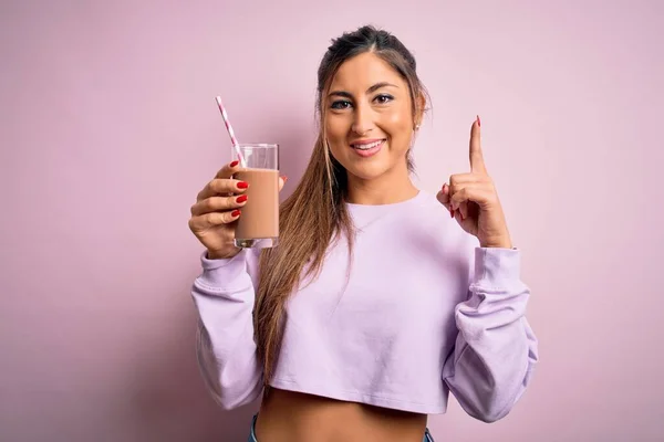 Spor Salonundan Önce Çikolatalı Milkshake Içen Genç Güzel Bir Kadın — Stok fotoğraf