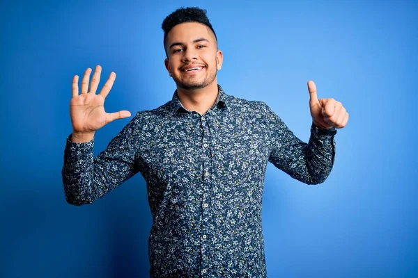 Junger Gutaussehender Mann Lässigem Hemd Der Vor Isoliertem Blauen Hintergrund — Stockfoto