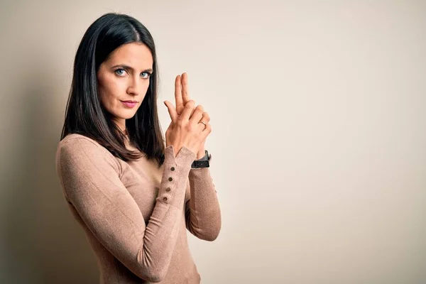 Jonge Brunette Vrouw Met Blauwe Ogen Dragen Casual Trui Geïsoleerde — Stockfoto