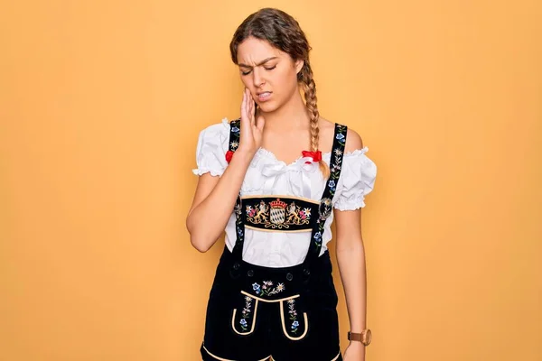 Jonge Mooie Blonde Duitse Vrouw Met Blauwe Ogen Dragen Traditionele — Stockfoto