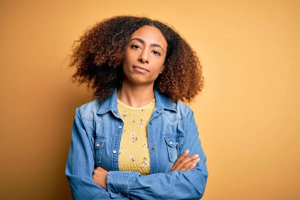 Jonge Afro Amerikaanse Vrouw Met Afro Haar Casual Denim Shirt — Stockfoto