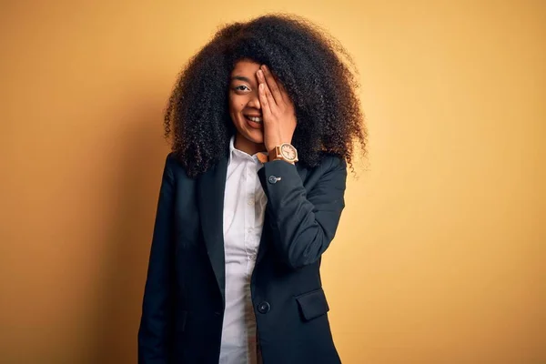 Joven Mujer Negocios Afroamericana Hermosa Con Pelo Afro Usando Chaqueta —  Fotos de Stock