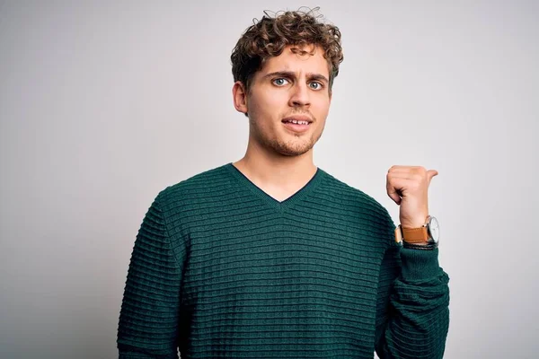 Joven Hombre Guapo Rubio Con Pelo Rizado Usando Suéter Verde — Foto de Stock