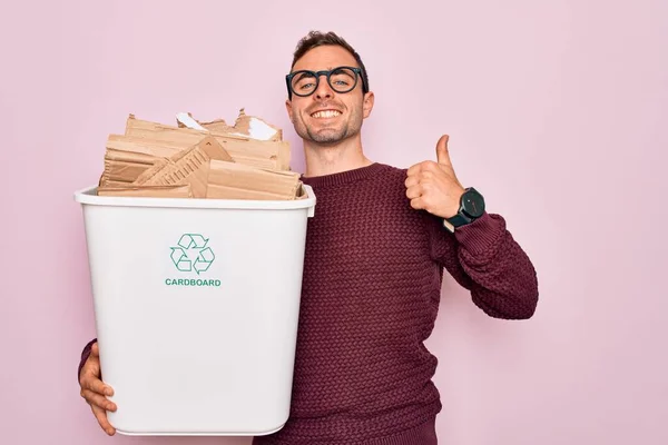 Jovem Homem Bonito Com Olhos Azuis Reciclagem Segurando Cesto Lixo — Fotografia de Stock