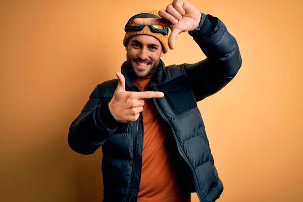 Young Handsome Skier Man Beard Wearing Snow Sportswear Ski Goggles — Stock Photo, Image