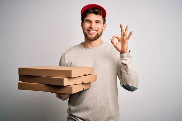 Fiatal Szőke Futár Szakállal Kék Szemekkel Kezében Karton Pizza Csinál — Stock Fotó