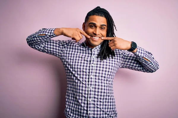 Jovem Afro Americano Afro Americano Bonito Com Dreadlocks Vestindo Camisa — Fotografia de Stock