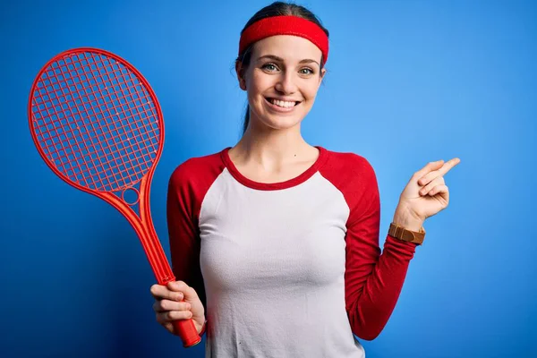 Joven Hermosa Pelirroja Deportista Jugando Tenis Usando Raqueta Sobre Fondo — Foto de Stock