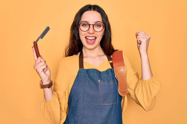 Joven Hermosa Peluquera Con Delantal Sosteniendo Hoja Afeitar Sobre Fondo — Foto de Stock