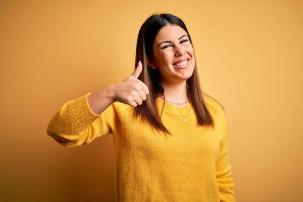 Jeune Belle Femme Portant Pull Décontracté Sur Fond Jaune Isolé — Photo