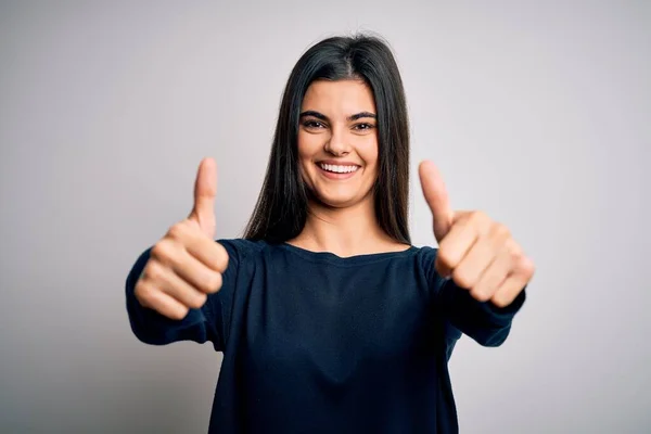 Jonge Mooie Brunette Vrouw Dragen Casual Trui Staan Witte Achtergrond — Stockfoto