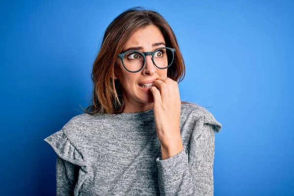 Giovane Bella Donna Bruna Indossa Maglione Casual Occhiali Sfondo Blu — Foto Stock