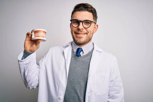 Homem Dentista Jovem Com Olhos Azuis Segurando Prótese Dentária Ortodôntica — Fotografia de Stock