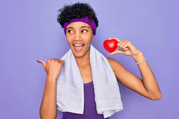 Mulher Afro Americana Africana Bonita Desportiva Fazendo Exercício Vestindo Toalha — Fotografia de Stock