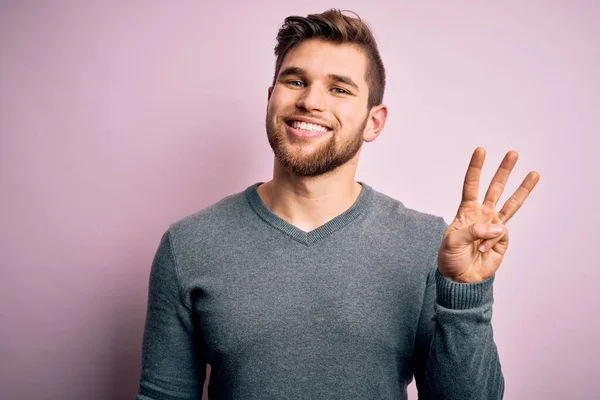 Jovem Homem Loiro Bonito Com Barba Olhos Azuis Vestindo Camisola — Fotografia de Stock