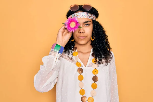 Ung Afrikansk Amerikansk Lockigt Hippie Kvinna Bär Solglasögon Hålla Rosa — Stockfoto