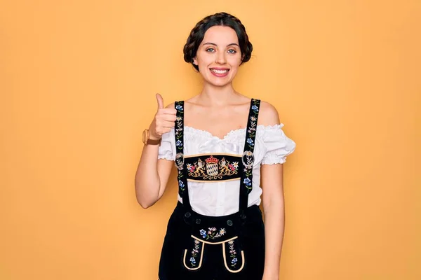 Ung Vacker Tysk Kvinna Med Blå Ögon Bär Traditionell Oktoberfest — Stockfoto