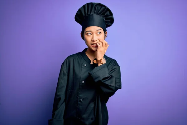 Joven Hermosa Mujer Chef China Con Uniforme Cocina Sombrero Sobre —  Fotos de Stock