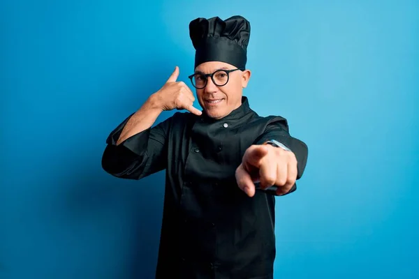 Hombre Guapo Cocinero Pelo Gris Mediana Edad Con Uniforme Cocina —  Fotos de Stock