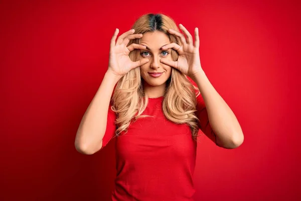 Junge Schöne Blonde Frau Lässigem Shirt Vor Isoliertem Roten Hintergrund — Stockfoto