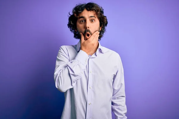 Jovem Homem Negócios Bonito Com Barba Vestindo Camisa Sobre Fundo — Fotografia de Stock