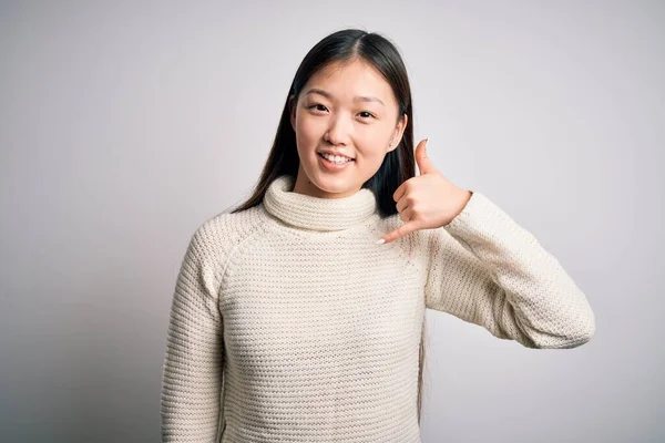 Jonge Mooie Aziatische Vrouw Draagt Casual Trui Staan Geïsoleerde Achtergrond — Stockfoto