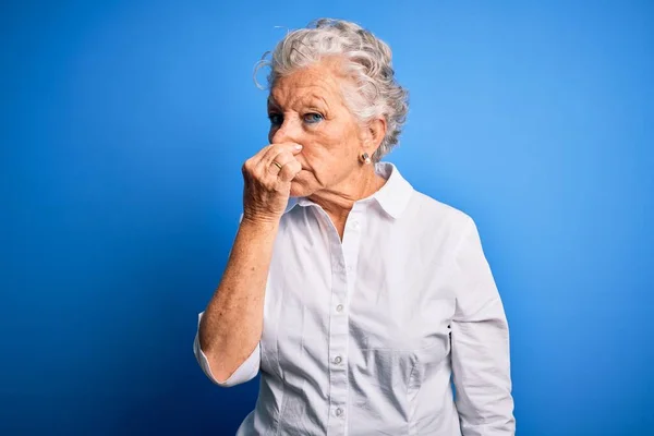 Senior Hermosa Mujer Con Camisa Elegante Pie Sobre Fondo Azul — Foto de Stock