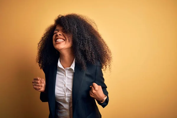 Joven Mujer Negocios Afroamericana Hermosa Con Pelo Afro Usando Chaqueta — Foto de Stock